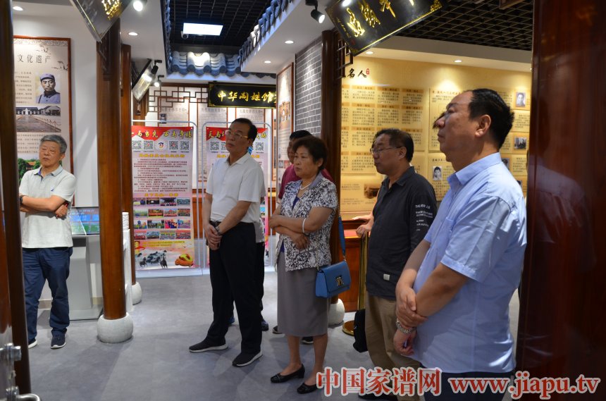 马正跃参观家谱馆3.jpg