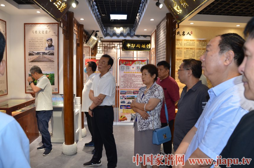 马正跃参观家谱馆2.jpg