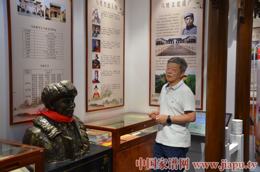 马新华参观老家河南家谱馆.jpg