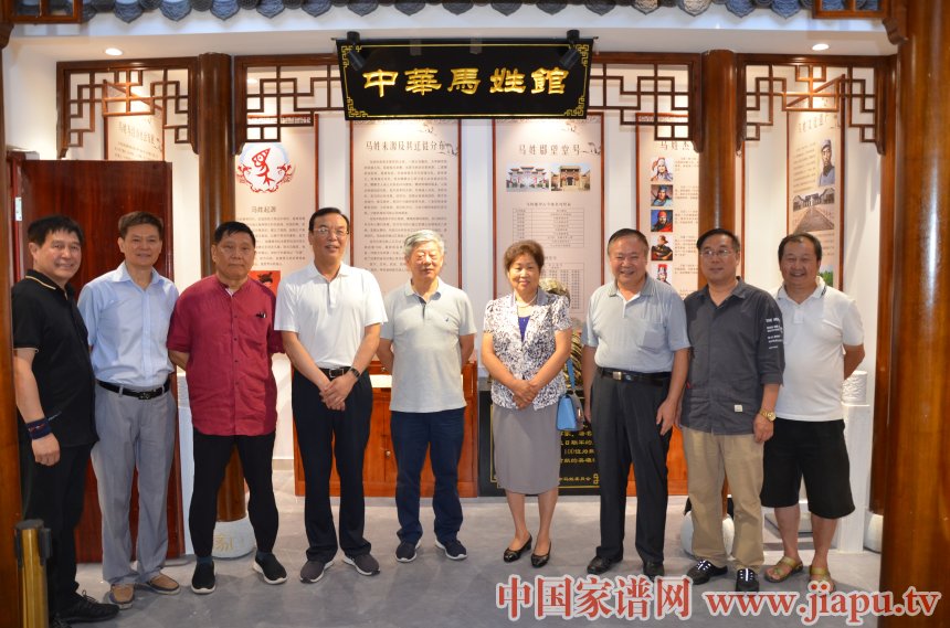 马正跃参观家谱馆5.jpg