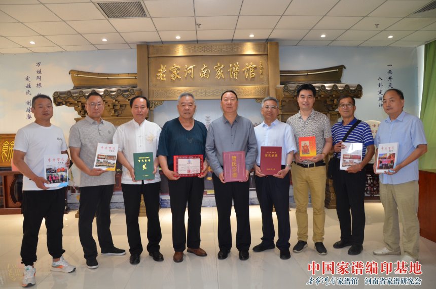 南阳贺姓研究会会长贺学中向老家河南家谱馆捐赠家谱和明代圣旨 (2).jpg