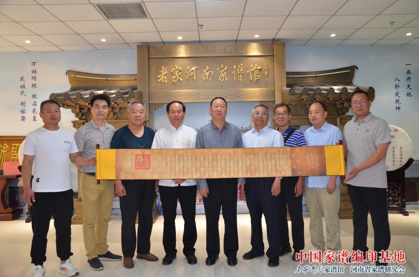 南阳贺姓研究会会长贺学中向老家河南家谱馆捐赠家谱和明代圣旨 (1).jpg